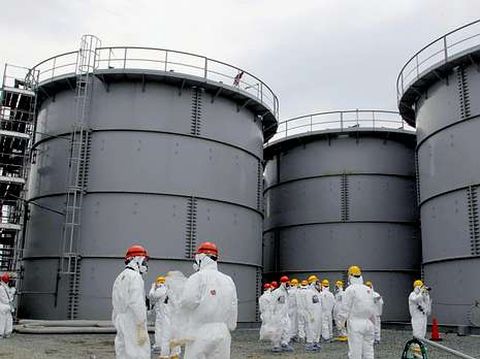 Tanques que almacenan agua contaminada en Fukushima.