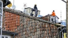 Obras de reformas en el tejado de un edificio de Santiago