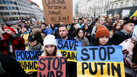Manifestantes asisten a una concentración de apoyo a Ucrania , en Praga (República Checa).