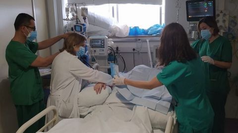 Personal de la uci del Chuac, con la doctora Mnica Mourelo atendiendo a un enfermo de covid-19