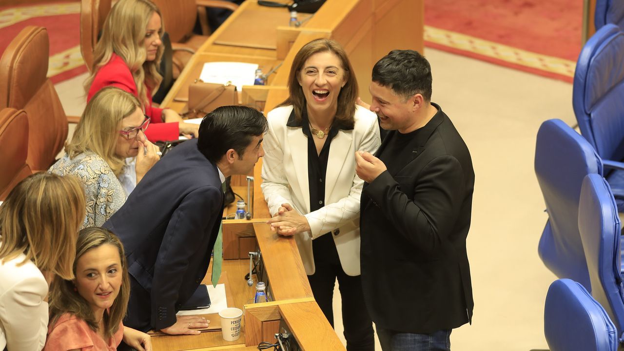 Ambiente festivo en el Parlamento por los diputados que se convertirn en alcaldes.Alfonso Rueda celebra con la junta directiva provincial del PP de Pontevedra la victoria del 28M