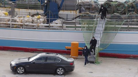 Los tres supervivientes del Villa de Pitanxo a su llegada al puerto de San Juan en Canadá