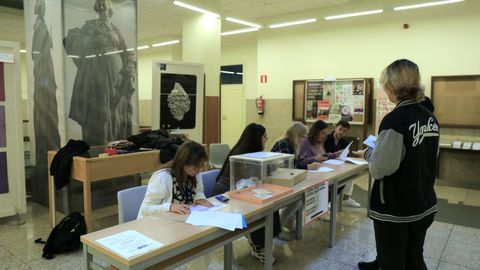 Ambiente en los colegios electorales de Santiago de Compostela. 