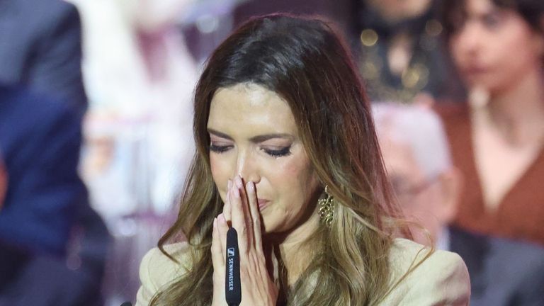 Sara Carbonero, muy emocionada, dedica su Medalla de Oro a su madre: «Nada muere si no se olvida»
