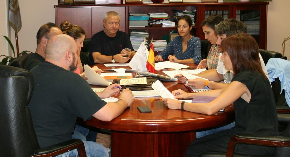 Imagen del gobierno de Sarria analizando las bases de la caldera.