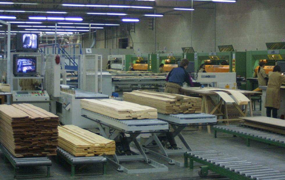 Choque entre un cami�n cisterna y una furgoneta en el corredor Lugo-Monforte.Racer Chapas centra su actividad en elaborar contrachapado de madera. 