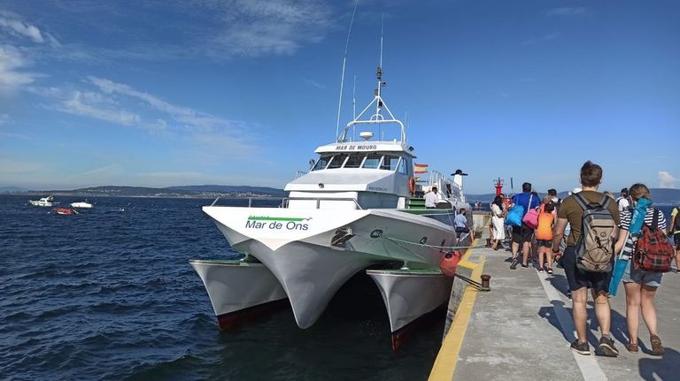 Embarque de pasajeros a la isla de Ons