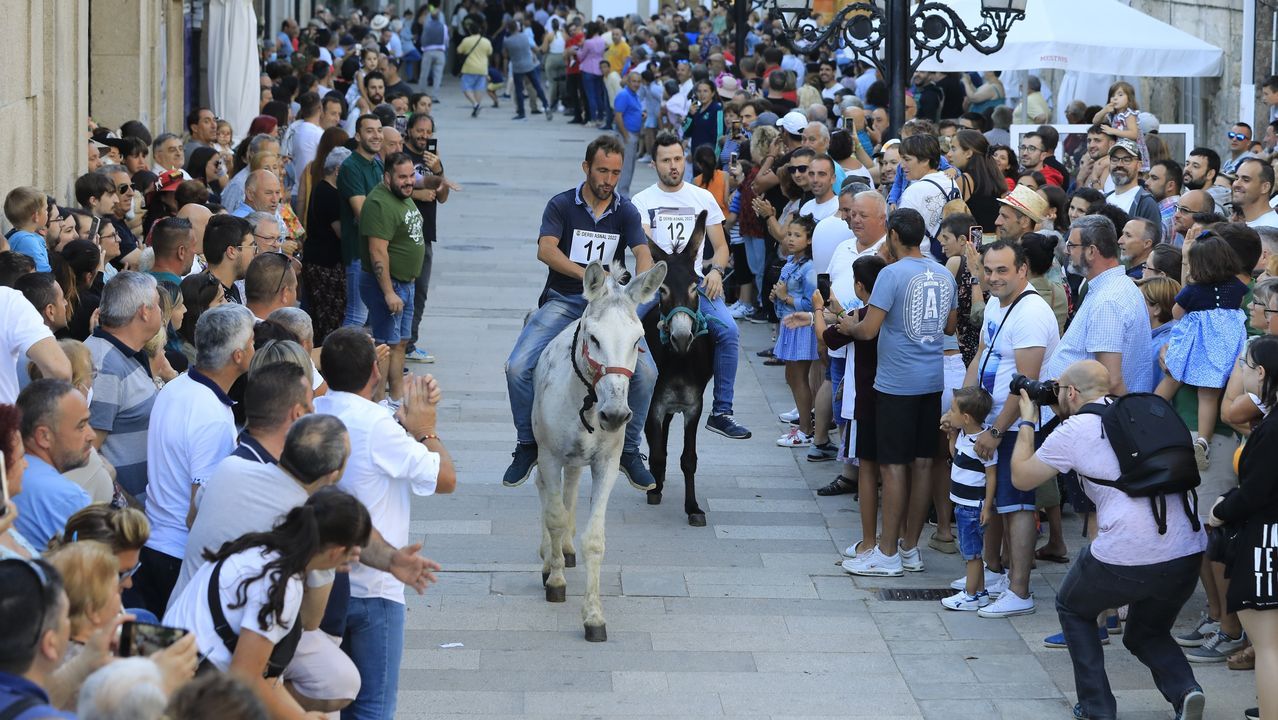 El derbi asnal vuelve a abarrotar el casco viejo de Padrn.Xos Ramn Gayoso conduce a gala do 25 de xullo