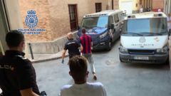 Imagen de los dos detenidos, custodiados por la Polica Nacional en Murcia