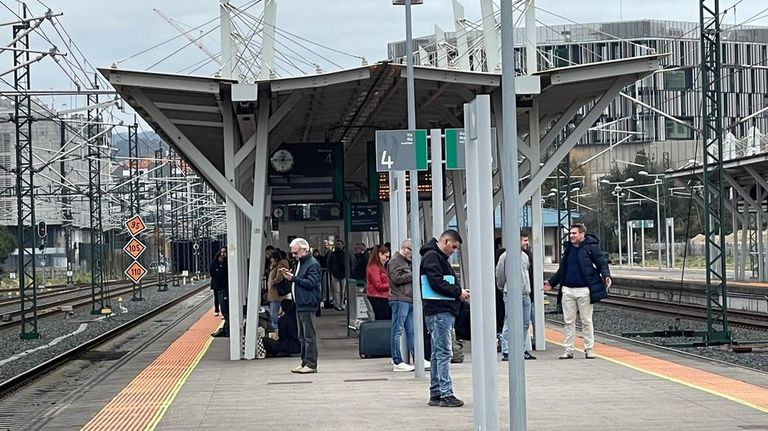 El tren directo de Pontevedra y Vilagarcía a Barcelona se estrena con incidencia y obliga a los pasajeros a tomar un bus