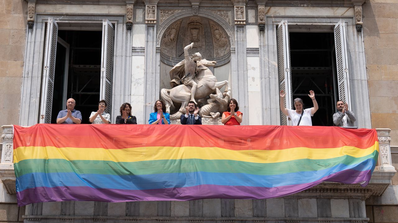 El presidente de la Generalitat, Pere Aragons, junto a miembros de su Gobierno despliegan la bandera LGTBI+ en el balcn del Palacio de la Generalitat.