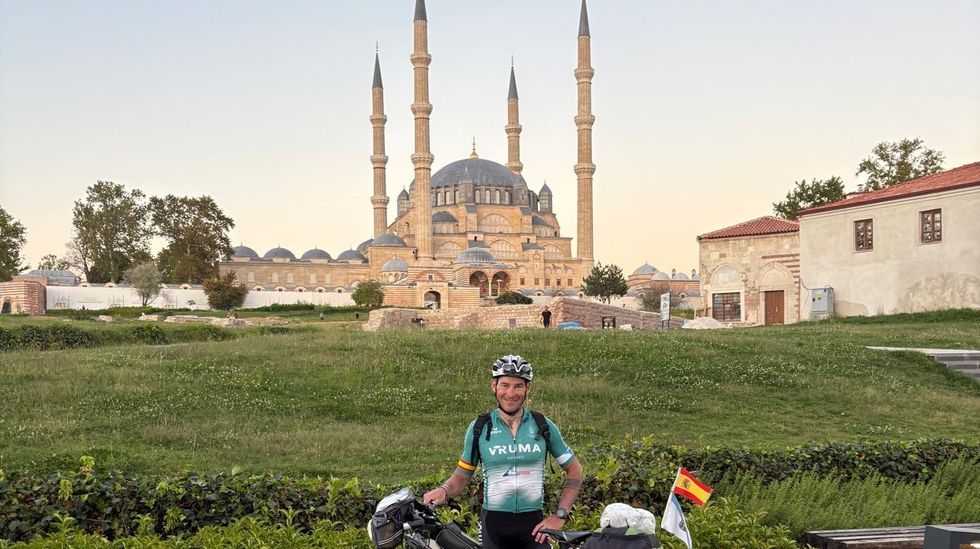 Bembrive.Arturo Pieiro inici el recorrido con su inseparable bicicleta en Estambul el pasado 14 de septiembre
