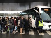 Los pasajeros afectados, subiendo al bus que los llevar� a Santiago