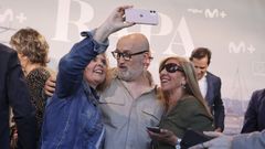 Javier Cámara, marcándose un selfie en el estreno de la segunda temporada de 'Rapa' en Ferrol