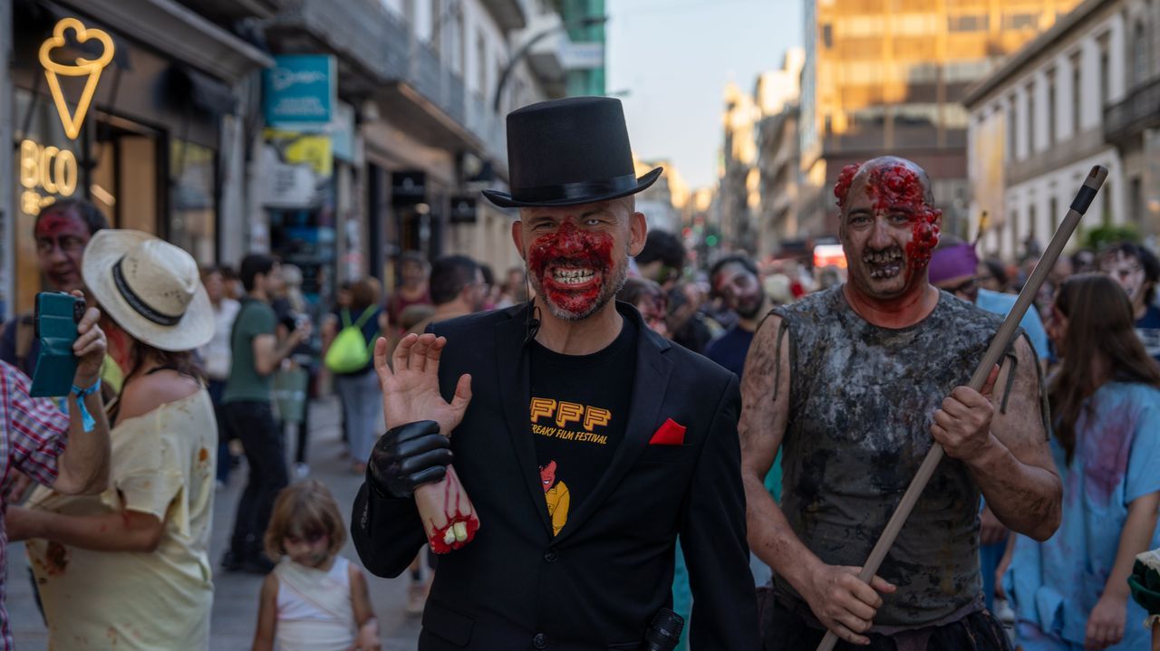 Los zombis recorren el centro de Vigo.Zeltia Irevire act&uacute;a no festival o s&aacute;bado 19.