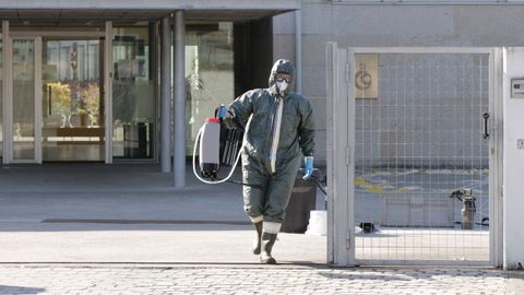 Un militar realiza labores de desinfeccin en la residencia de Barreiro, en Vigo