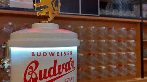 La Budweiser Budvar se elabora en Budweis, en Bohemia del Sur