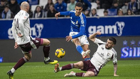 Ilyas Chaira dispara ante Agus Medina y Jon Garc�a durante el Oviedo-Albacete
