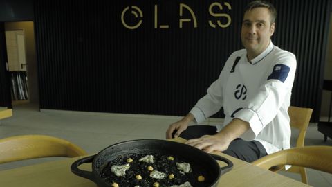 El chef Alejandro Ares con uno de los arroces de la carta.