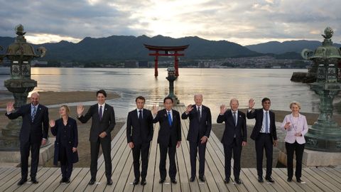 Los líderes de los países del G7, flanqueados por el presidente del Consejo Europeo, Charles Michel, y la presidenta de la Comisión Europea, Ursula Von der Leyen