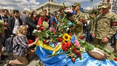 Familiares y amigos asisten a la ceremonia fnebre del militar y activista ucraniano Roman Ratushnyi en la plaza Maidan Nezhalezhnosti de Kiev