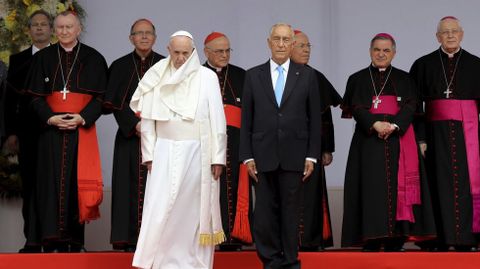 El papa Francisco y el presidente portugus, Marcelo Rebelo de Sousa, durante una ceremonia de bienvenida en la base area del Monte Real en Leiria, Portugal