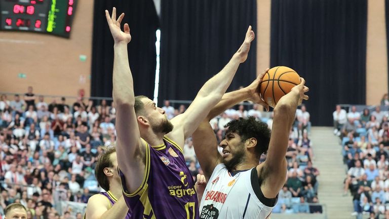 El Monbus Obradoiro roza la perfección ante el Palencia (81-53)