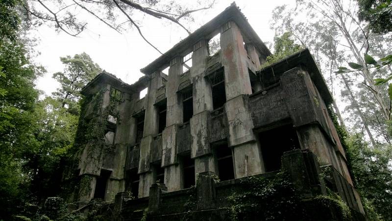 Bienes gallegos en estado de abandono.La casa pr�ximo al molino del Toleiro, izquierda, ser� de las primerase en ser derribada