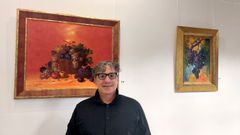 Gerardo Pochintesta con dos obras de Gregorio Huerta que se muestran en el Centro do Vio da Ribeira Sacra