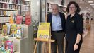 El subdelegado Emilio Gonzlez, con una responsable de la librera Espazo Lector Nobel de Ourense.