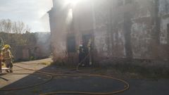Incendio en una casa deshabitada en A Barxa, Lago, Xove