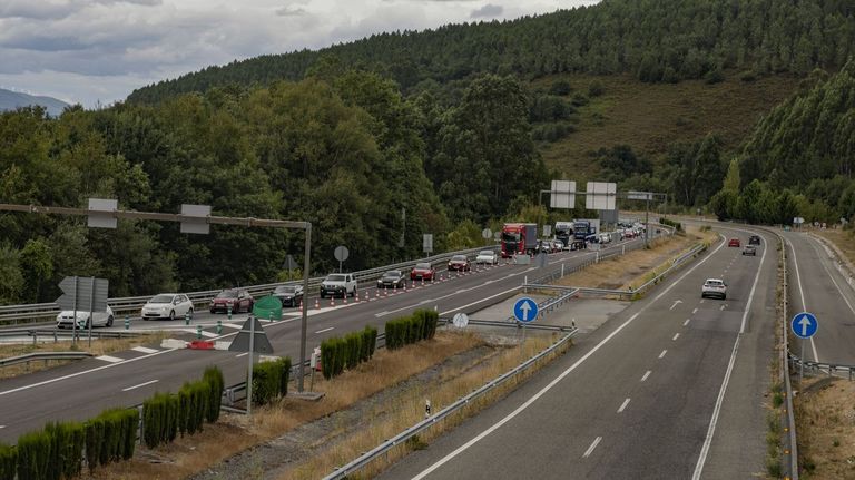 Las obras en la A-6 en Lugo siguen provocando atascos y colapsan los desvíos por la N-6
