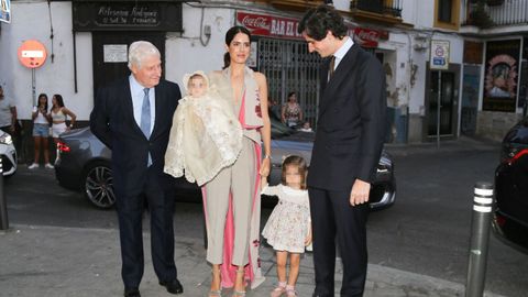 El Duque de Alba junto a Sofa Palazuelo y Fernando Fitz-James con las hijas de estos, Sofa y Rosario
