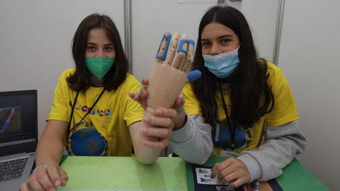 Tica Maestra y María Martínez, del IES Ramón Menéndez Pidal de A Coruña, analizaron materiales antibacterianos