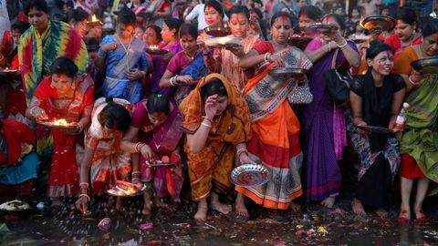 Devotos hinds sueltan lmparas de aceite en el ro Buriganga, en Bangladesh