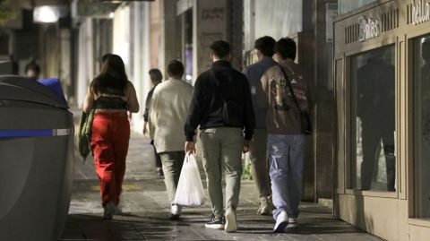 Imagen de archivo de un grupo de jóvenes, de noche, por las calles de Santiago.