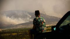 Un vecino del municipio de Borja contempla el incendio de la zona de Moncayo.