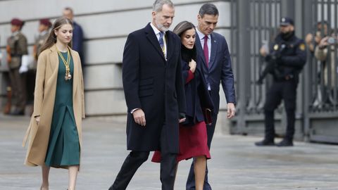 Los reyes y su hija, a su llegada al Congreso