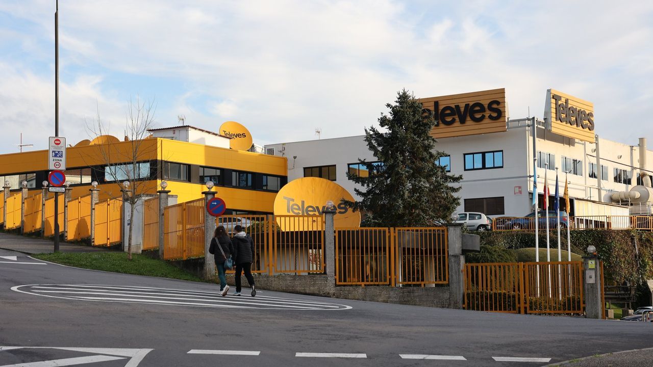 Siete d�cadas de Telev�s.Trabajadores en la factor�a de Industrias Ferri preparando equipos para programas de Pa�ses Bajos y B�lgica.