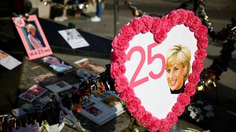 La gente continúa dejando recuerdos en homenaje a Diana en en lugar de su muerte, en París