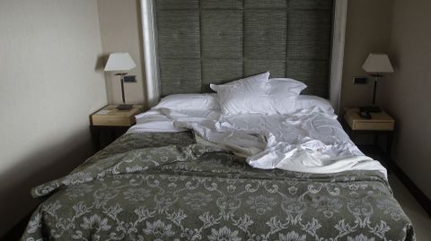 Esta imagen es real. Entramos en una habitacin del hotel. El primer paso, sacar toda la ropa de la cama y ventilar la habitacin.