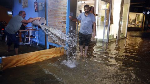 A choiva voltou inundar comercios no centro de Vilagarca