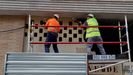 Obreros trabajan este lunes en la reforma de un bajo comercial en Oviedo