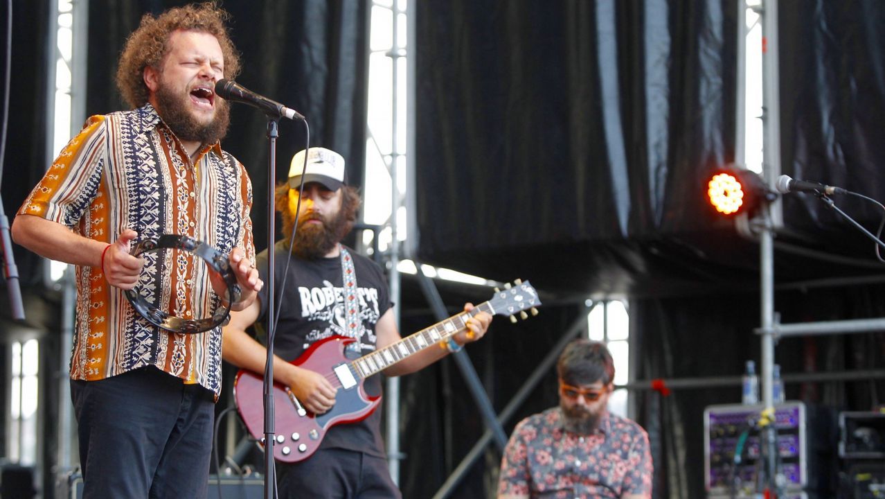 Bomberos y polic�as junto al cuerpo, tapado con una s�bana mientras lo examina la m�dico forense