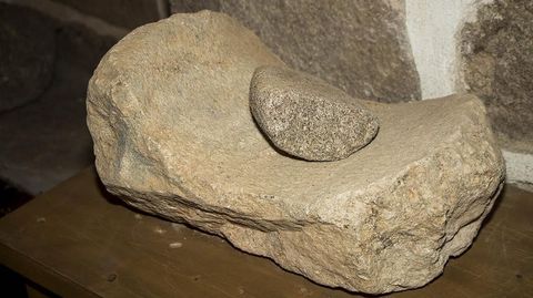 Un molino de mano castreño expuesto en el museo 