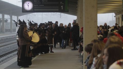 La banda municipal de gaitas recibió a los Reyes Magos en la estación de Monforte