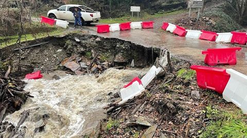 Cortada por un derrumbe la carretera alternativa de accedo a San Vicente de Leira en Vilamartín de Valdeorras