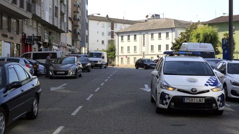 La Polica Local de Lugo, controlando el aparcamiento en doble fila. 