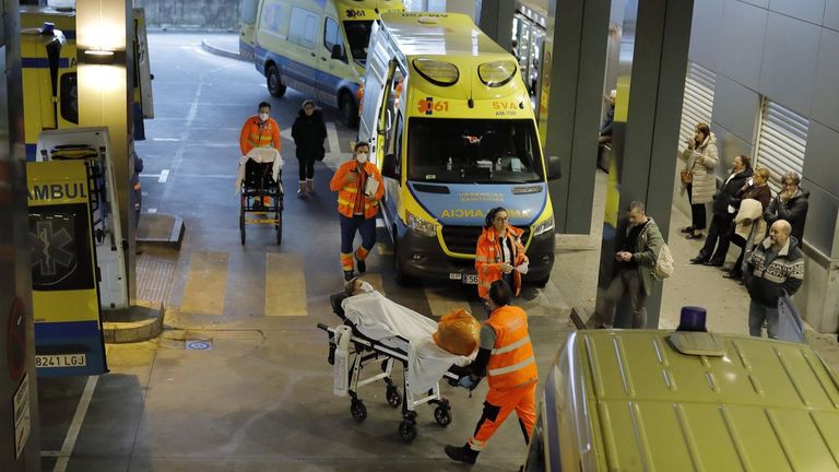 Agreden a dos técnicas de emergencias y un vigilante a las puertas del Chuac: «Nos pudo haber matado»
