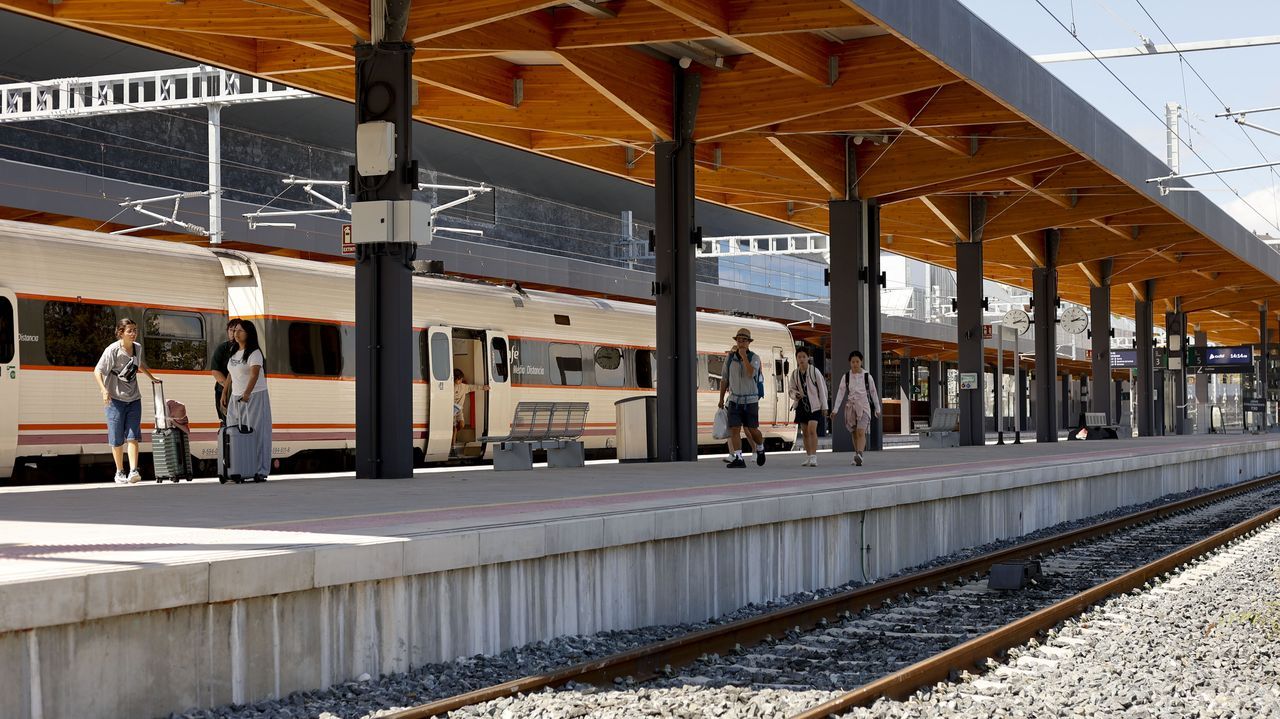 Un media distancia en la reformada estaci�n de tren de Lugo
